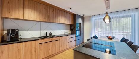 Jääkaappi, mikroaaltouuni, uuni, liesi