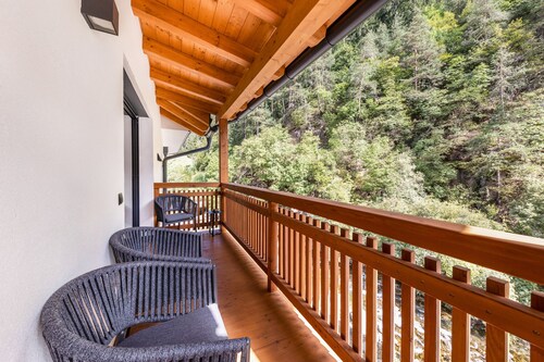 UB31 One Apartment – Exclusive Retreat with Mountain Views & Wellness