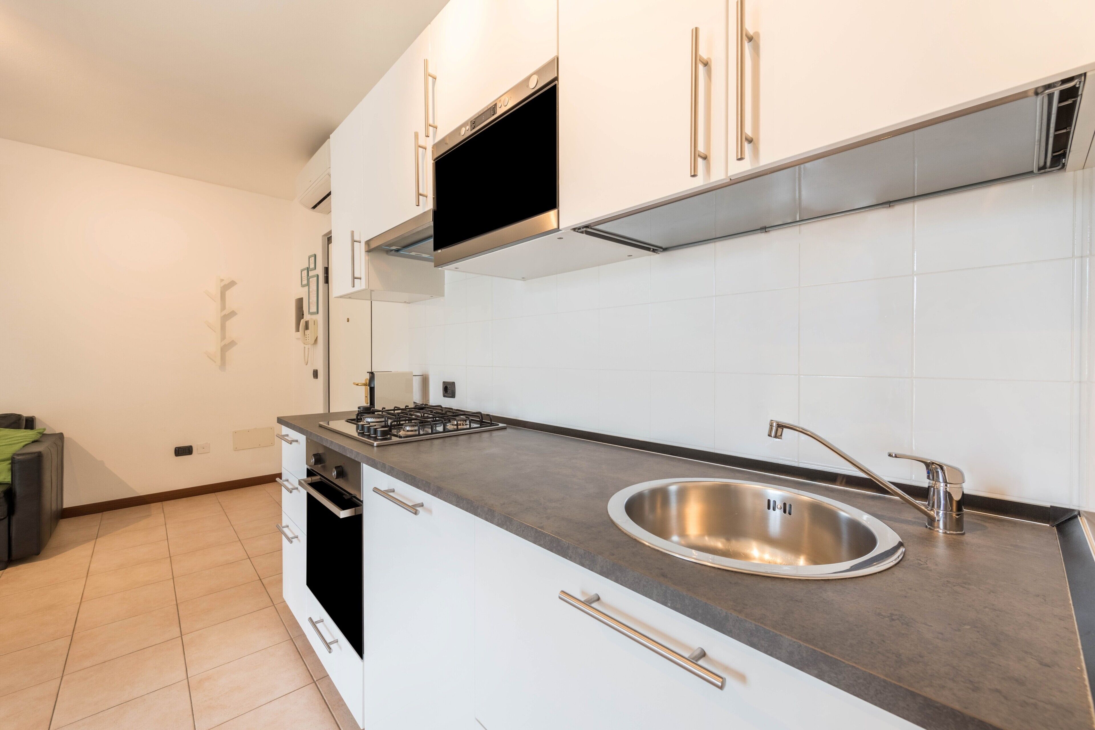 Een koelkast, een magnetron, een oven, een kookplaat