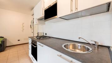 Een koelkast, een magnetron, een oven, een kookplaat