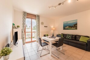 Living area - Apartment 'Villa Bornico Marisa' with Lake View, Wi-Fi and Air Conditioning (Toscolano Maderno)