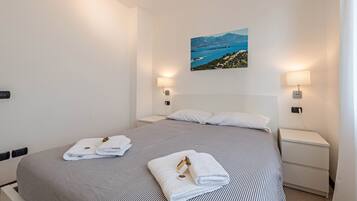 1 slaapkamer, een strijkplank/strijkijzer, gratis wifi, beddengoed