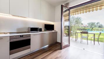 Refrigerador, microondas, horno, placa de cocina