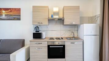 Kühlschrank, Mikrowelle, Ofen, Herdplatte