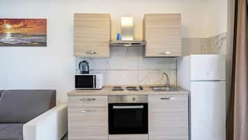 Frigorifero, microonde, forno, piano cottura