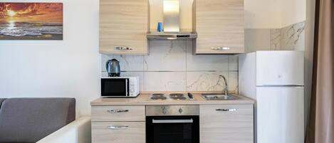 Réfrigérateur, micro-ondes, four, plaque de cuisson