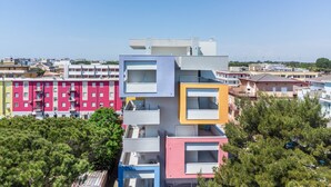 Un immeuble à plusieurs étages doté de balcons, avec un ciel dégagé.