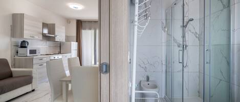 Shower, hair dryer, towels