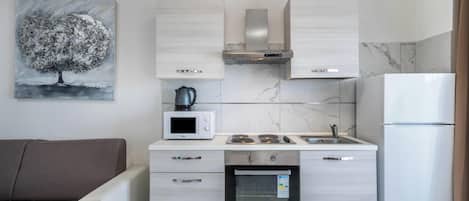 Frigorifero, microonde, forno, piano cottura