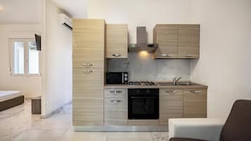 Frigorifero, forno, piano cottura, pentole/stoviglie/utensili