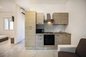 Kühlschrank, Ofen, Herdplatte, Kochgeschirr/Geschirr/Besteck