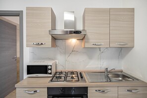 Fridge, oven, stovetop, cookware/dishes/utensils - Holiday Apartment "Residenza Maja 4" with Wi-Fi (Bibione)