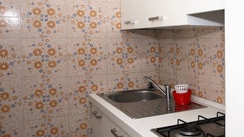 Fridge, oven, stovetop, coffee/tea maker