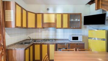 Réfrigérateur, four, plaque de cuisson