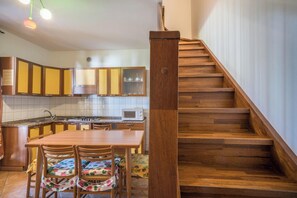 Kühlschrank, Ofen, Herdplatte, Kochgeschirr/Geschirr/Besteck