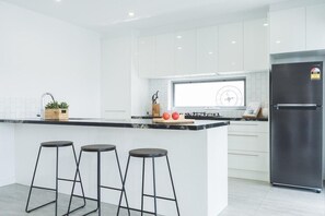 Fridge, microwave, oven, stovetop - La Via Del Mare - this way to the sea.. (Dromana)