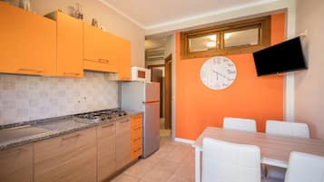 Frigorifero, microonde, forno, piano cottura