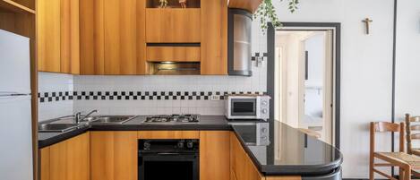 Fridge, oven, stovetop, cookware/dishes/utensils