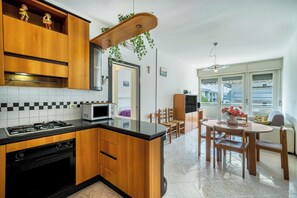 Frigorifero, forno, piano cottura, pentole/stoviglie/utensili