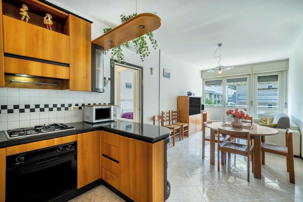 ثلاجة، فرن، موقد طهي مسطح، مستلزمات طهي/أطباق/أوعية