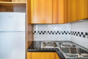 Frigorifero, forno, piano cottura, pentole/stoviglie/utensili