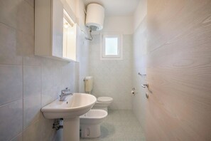 Ducha, secador de pelo y toallas