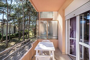 Outdoor dining - Holiday Apartment "Andromeda B2" with Satellite TV (San Michele al Tagliamento)