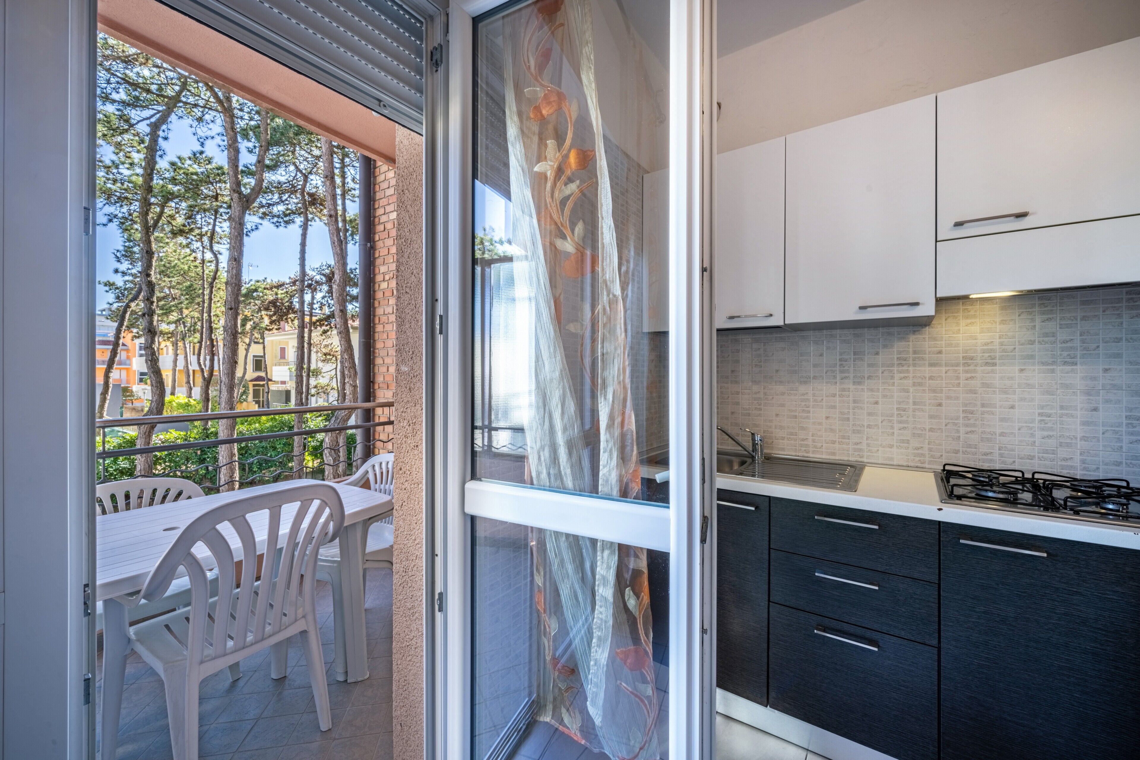 ثلاجة، ميكروويف، موقد طهي مسطح، مستلزمات طهي/أطباق/أوعية