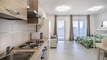 Kühlschrank, Mikrowelle, Ofen, Herdplatte