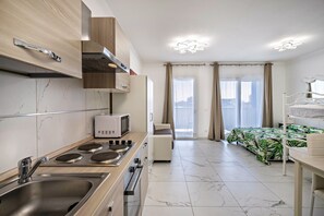 Kylskåp, mikrovågsugn, ugn och spishäll