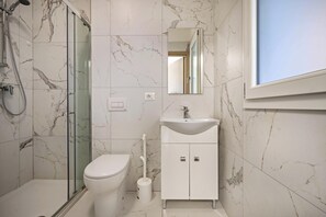 Een douche, een haardroger, handdoeken