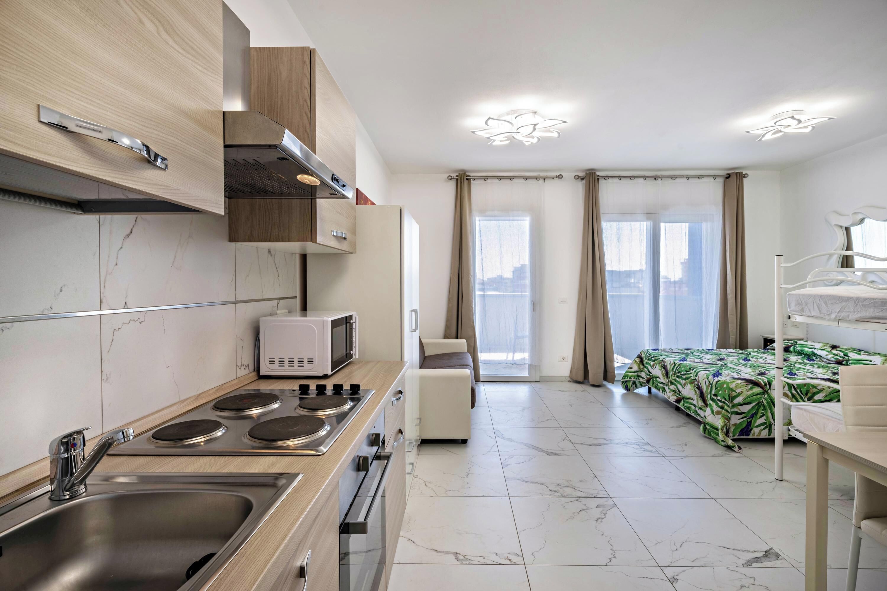 Kühlschrank, Mikrowelle, Ofen, Herdplatte