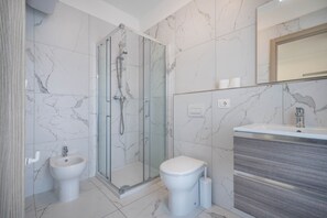 Bruser, hårtørrer, håndklæder