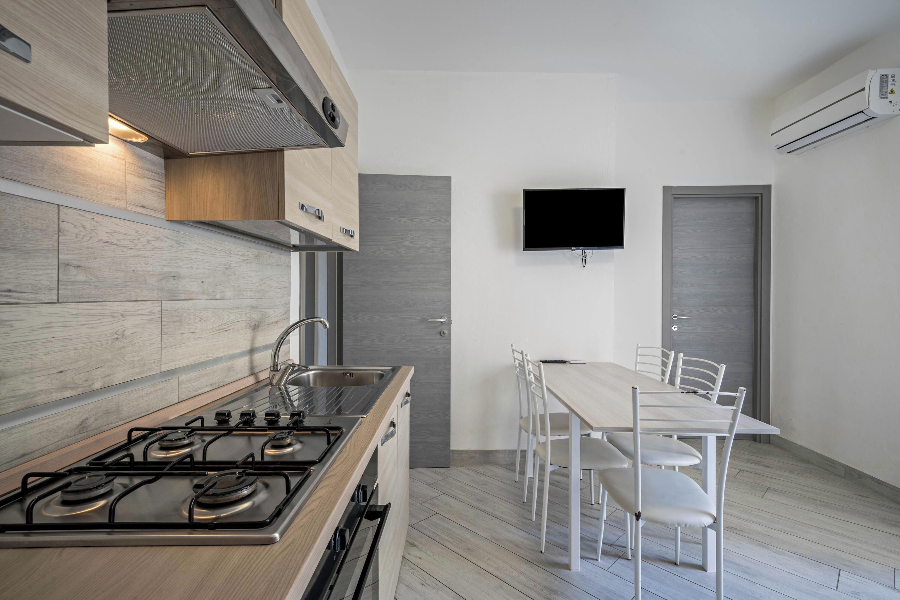 Kühlschrank, Ofen, Herdplatte, Kochgeschirr/Geschirr/Besteck