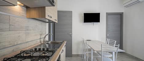 Kühlschrank, Ofen, Herdplatte, Kochgeschirr/Geschirr/Besteck