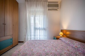 2 bedrooms, bed sheets