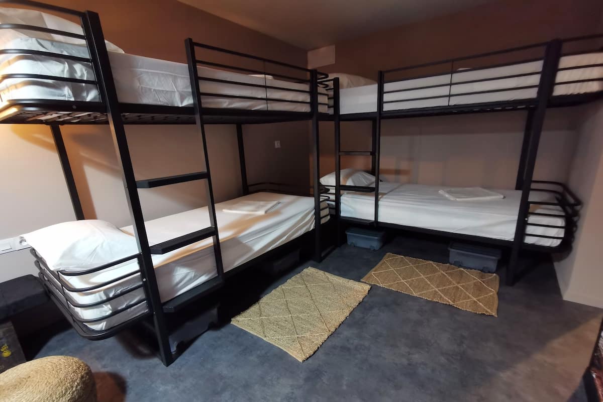 Tabla de planchar con plancha, wifi gratis y ropa de cama