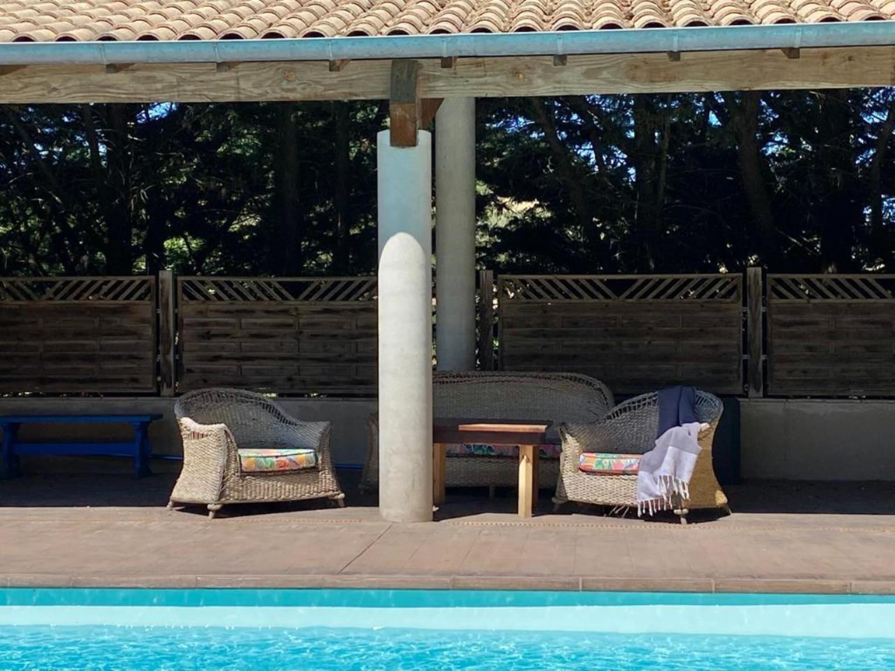 Seasonal outdoor pool, free cabanas, sun loungers