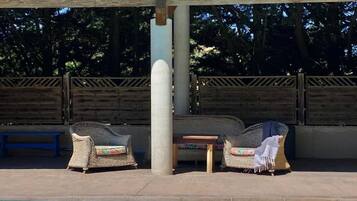 Seasonal outdoor pool, free cabanas, sun loungers