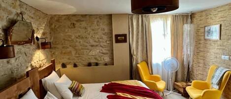 Tabla de planchar con plancha, wifi gratis y ropa de cama