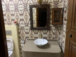 Rom – standard | Bad | Dusjhode med hydromassaje, hårføner, bidé og håndklær