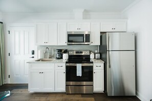 Private kitchen - Lady Liberty Carriage House by Lucky Savannah (Savannah)