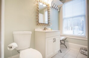 Bathroom - Delia Row Townhouse 903c by Lucky Savannah (Savannah)