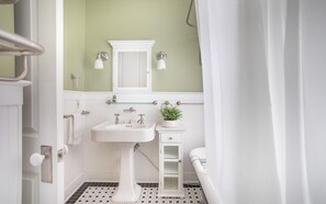 Bathroom - Perry Lane Carriage House by Lucky Savannah (Savannah)