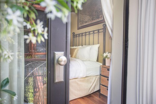 Perry Lane Carriage House by Lucky Savannah