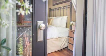 Perry Lane Carriage House by Lucky Savannah
