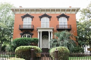 Exterior - Lynwood Collection on Forsyth 12 B by Lucky Savannah (Savannah)