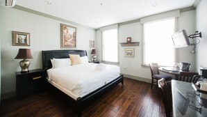 Suite, 1 King Bed - Mcdonoughs Inn Unit 2 by Lucky Savannah (Savannah)
