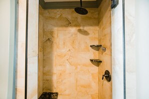 Suite, 1 cama de matrimonio grande | Baño | Toallas