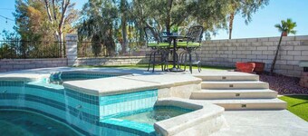 Dazzling 5 BR- 5 miles to LV Strip w Pool